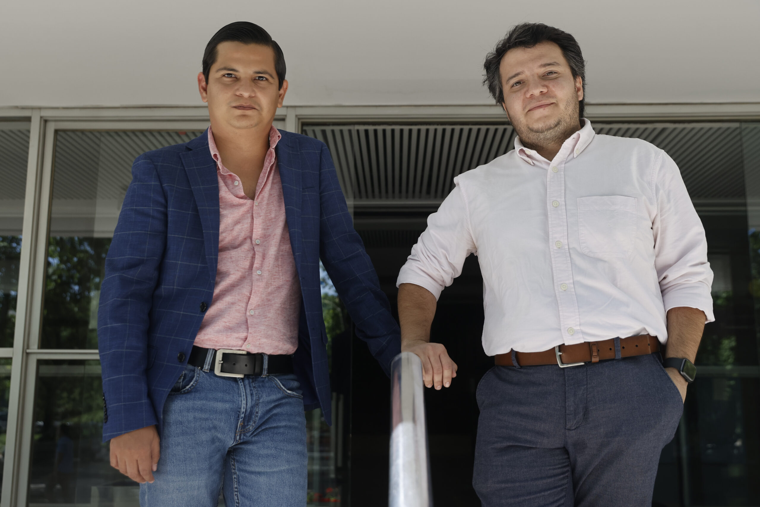 Los cofundadores de Divergentes, Carlos Herrera (izq.) y Wilfredo Miranda.
